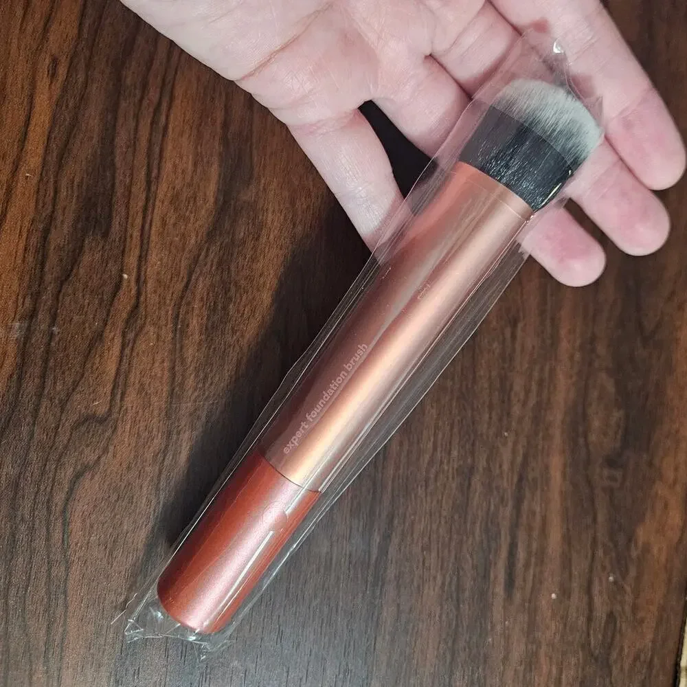 RT REAL TECHNIQUES Expert Foundation Brush 200 ~ NEW
